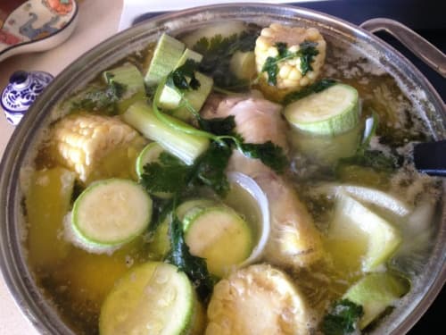 Una olla con caldo de pollo.
