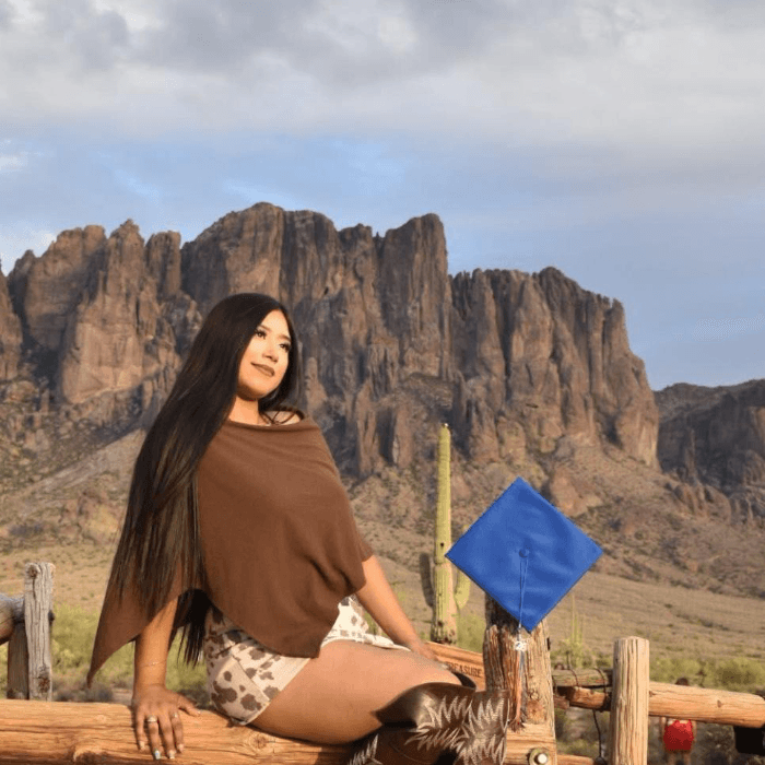 "Se graduó de la High School". La imagen es de Karime Aviña.