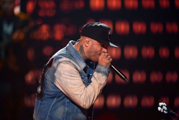 Nicky Jam se entregó por completo al fiel público de Premios Juventud.