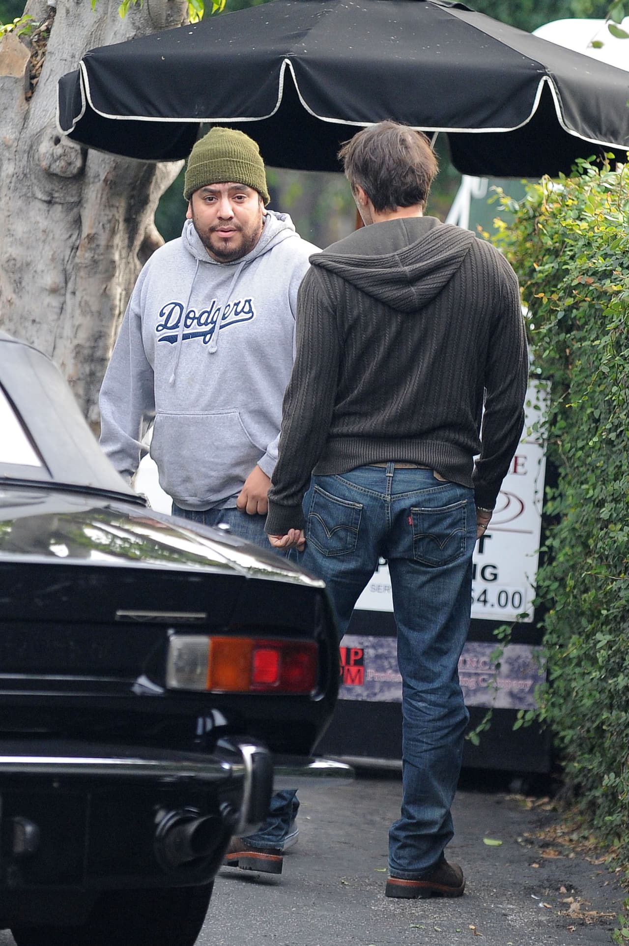 Así que siguió a los fotógrafos que se acercaron demasiado a la pareja y empezó a pegarle de gritos.