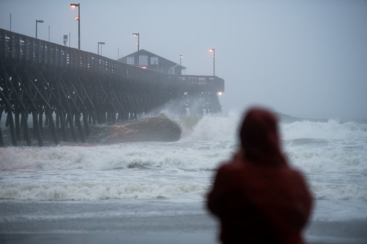 La tormenta desencadenó inundaciones y provocó una corriente de resaca en la costa de las Carolinas. (North Myrtle Beach, SC)