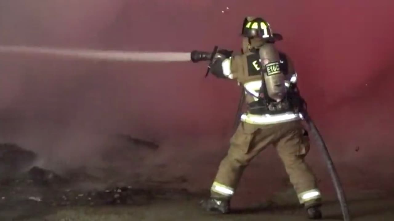 Encontraron dos casas móviles completamente envueltas en llamas.