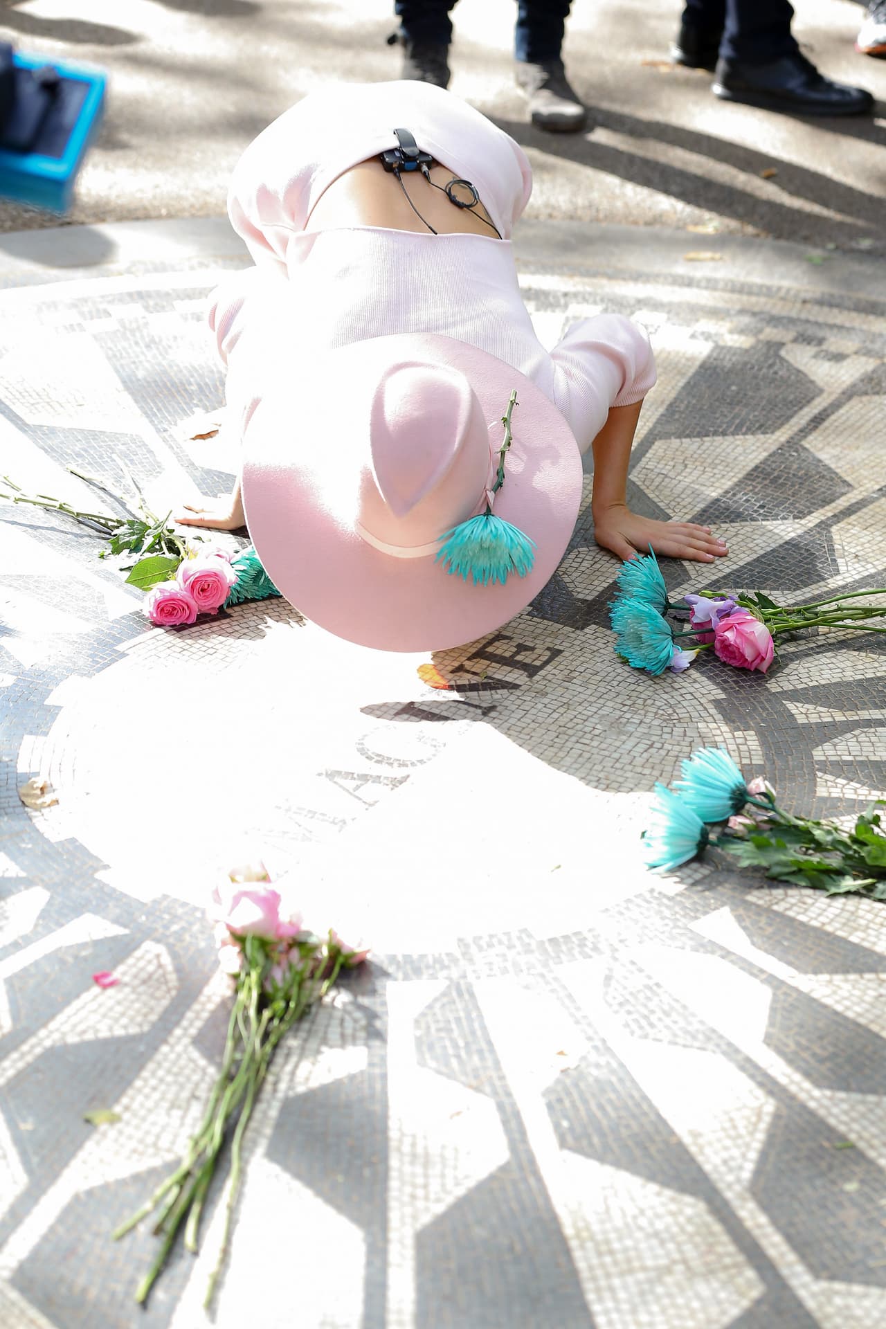 ¡Y le dio un besito al suelo!