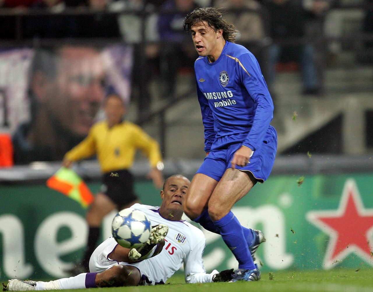 El argentino Hernán Crespo, el cuarto goleador histórico de Argentina, tuvo dos periodos en Chelsea: el primero en la temporada 2002/2003 y el segundo de 2005/2006.