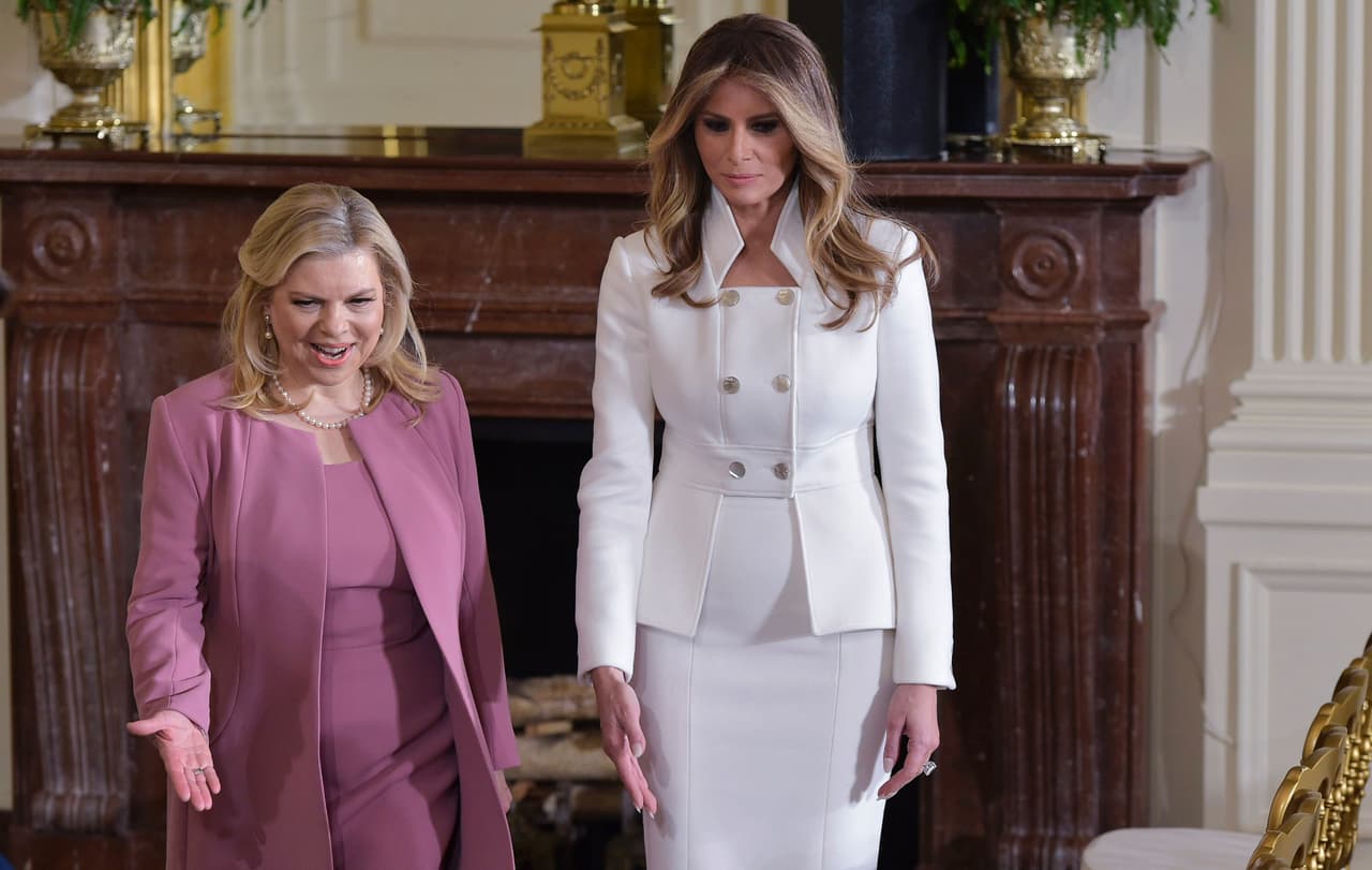 Lejos de la política intencionada de Michelle Obama de llevar diseñadores estadounidenses más bien desconocidos para así darles un espaldarazo y promover la moda local, la nueva primera dama no ha querido dejar atrás su gusto por la moda más canónica y europea. Para su tour por el Museo Smithsonian, con la esposa del primer ministro israelí, Sara Netanyahu,
<b> Melania llevó un sastre blanco de cashmere y peplum, esta vez de <a href="http://wwd.com/tag/karl-lagerfeld/">Karl Lagerfeld</a>. </b>