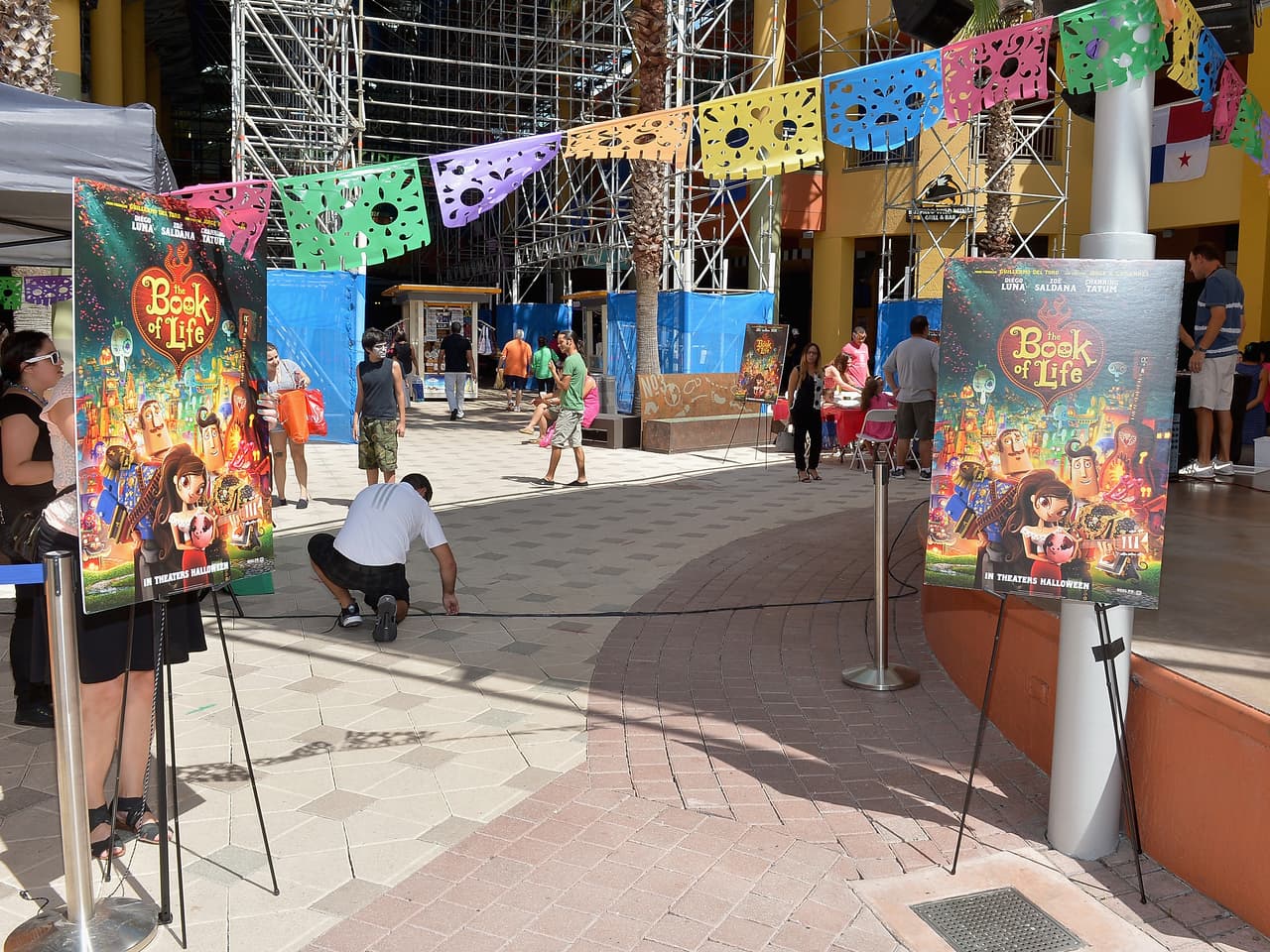 Los centros comerciales son otra buena opción. La mayoría como el Dolphin Mall, ubicado en el 11401 NW 12 St. en Sweetwater, SouthLand Mall en 20505 S Dixie Hwy en Cutler Bay o Aventura Mall en el 19501 Biscayne Blvd. en Aventura, tienen áreas de juego muy agradables para niños y, sobre todo, aire acondicionado para aliviar el calor del verano.