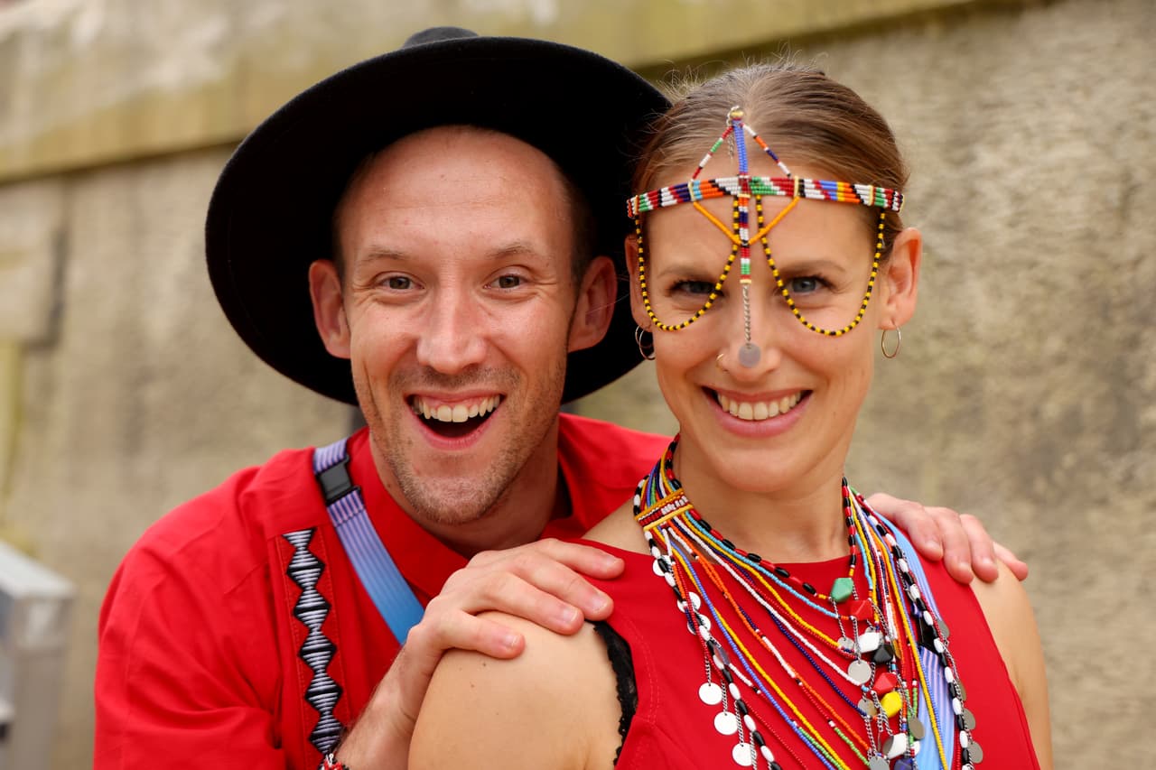 Los asistentes impregnaron la influencia cultural de su país en sus llamativos vestuarios.