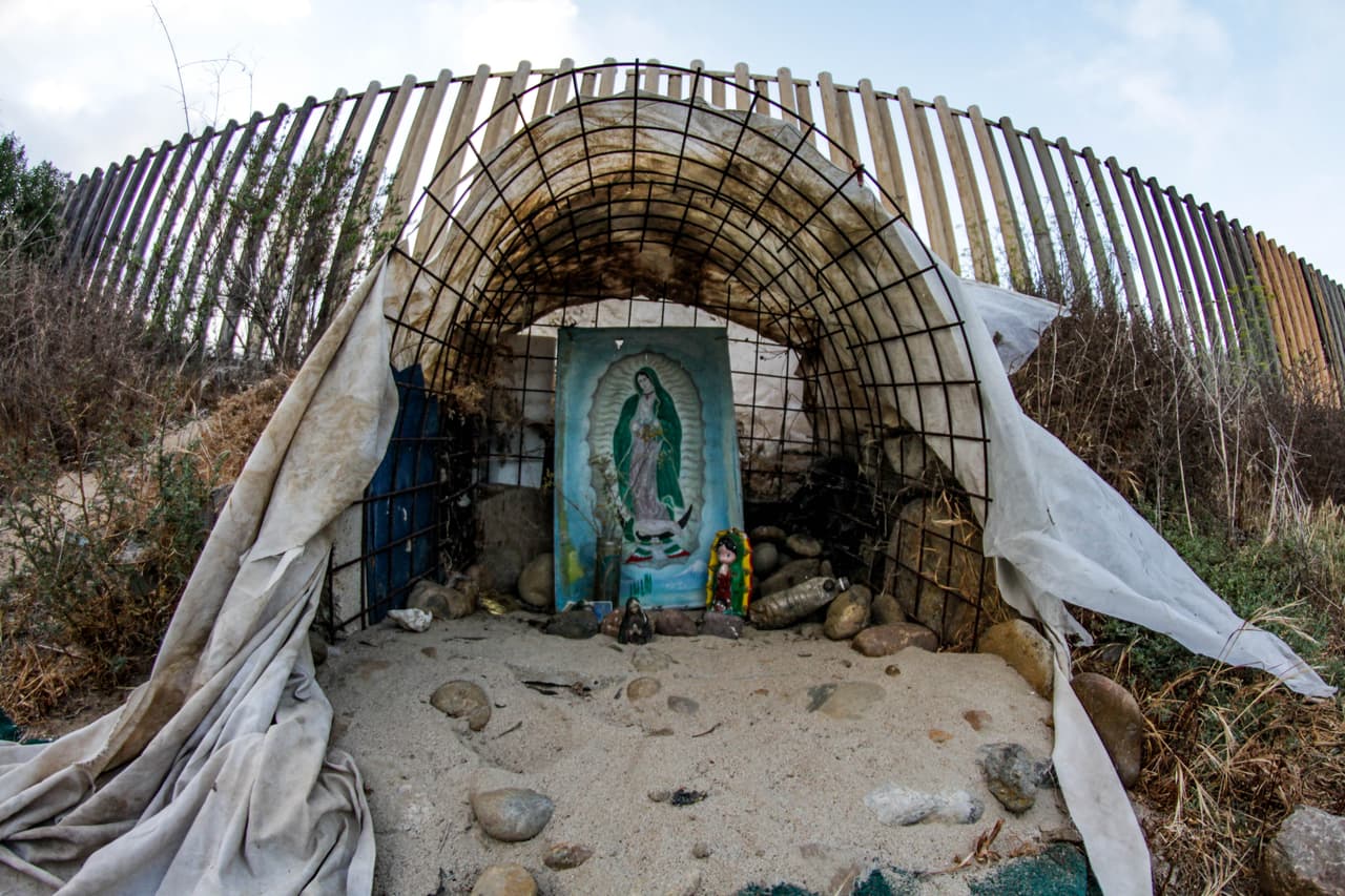 "La fe te lleva donde quieras": antes de cruzar la frontera, los migrantes se encomiendan a una tablilla de la Virgen