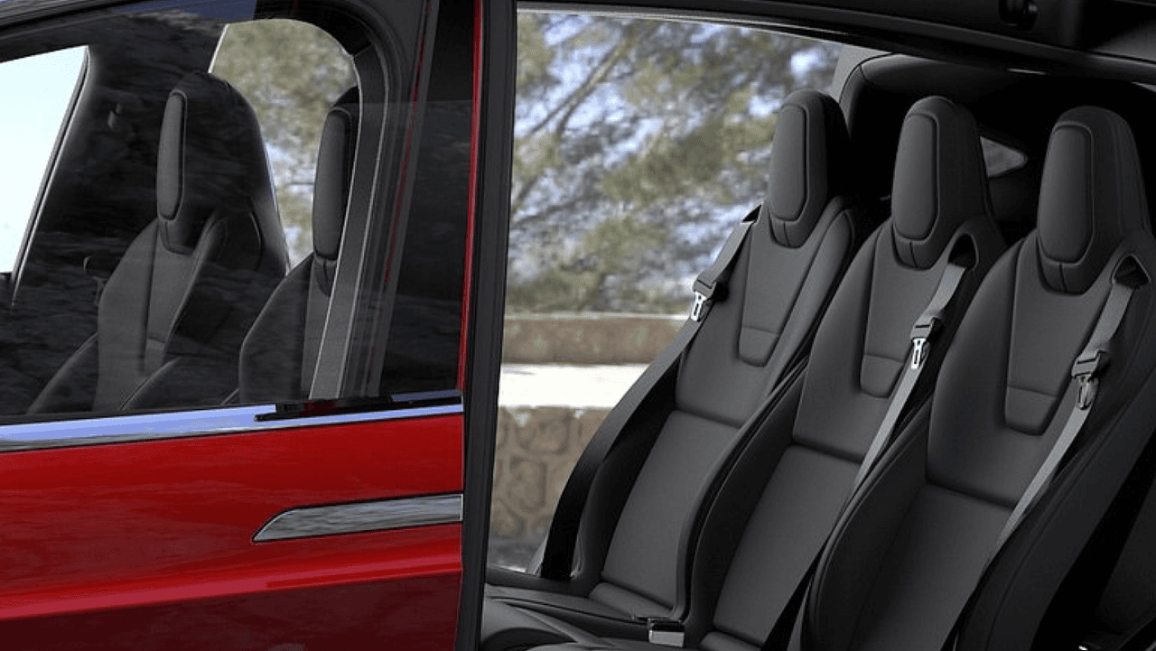 <h3 class="cms-h3-H3">Contará con espacio para hasta 6 pasajeros</h3>
<br>El hecho de que Tesla va a proveer a su pickup con espacio para 6 pasajeros, revela que no se tratará de un producto para agrandar la vanidad ambientalistas de algunos pocos, sino de un verdadero instrumento de trabajo, aunque no dudamos de que construirán versiones muy lujosas. Esta característica también revela lo seria que es Tesla en sus intenciones de competir con los grandes fabricantes estadounidenses de pickups. 
<br>