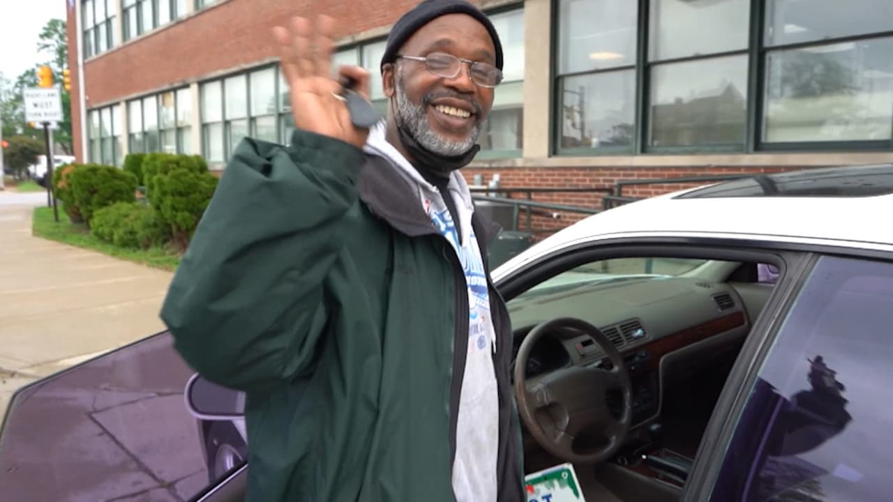 <b>En video. Emotivo regalo: un veterano logró salir de la indigencia y ahora estrena el auto que le donaron</b>
<br>
<br>Michael Parks vivía en las calles hasta hace poco y ahora se mantiene con el sueldo del trabajo de cocinero en un centro para adultos mayores. El automóvil le fue donado por una persona que apoya a la organización sin fines de lucro de ayuda a veteranos de Indianapolis.
