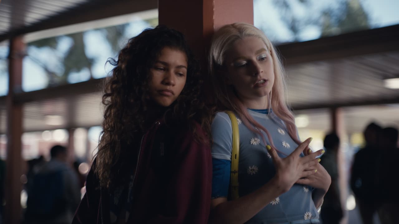 <b>'Euphoria' (2019)</b>
<br>HBO ha causado sensación con dos temporadas de este programa. Y, pese a que la trama comenzó girando en torno a Rue (Zendaya) y Jules (Hunter Schafer), en la segunda parte su relación terminó quedando en segundo plano. Aun así, muchos aplauden la representación que brinda ésta segunda, debido a que su transición es sólo un elemento más, su personalidad no se basa en esto, ella es una adolescente más intentando encontrarse y pasando por una relación tormentosa.