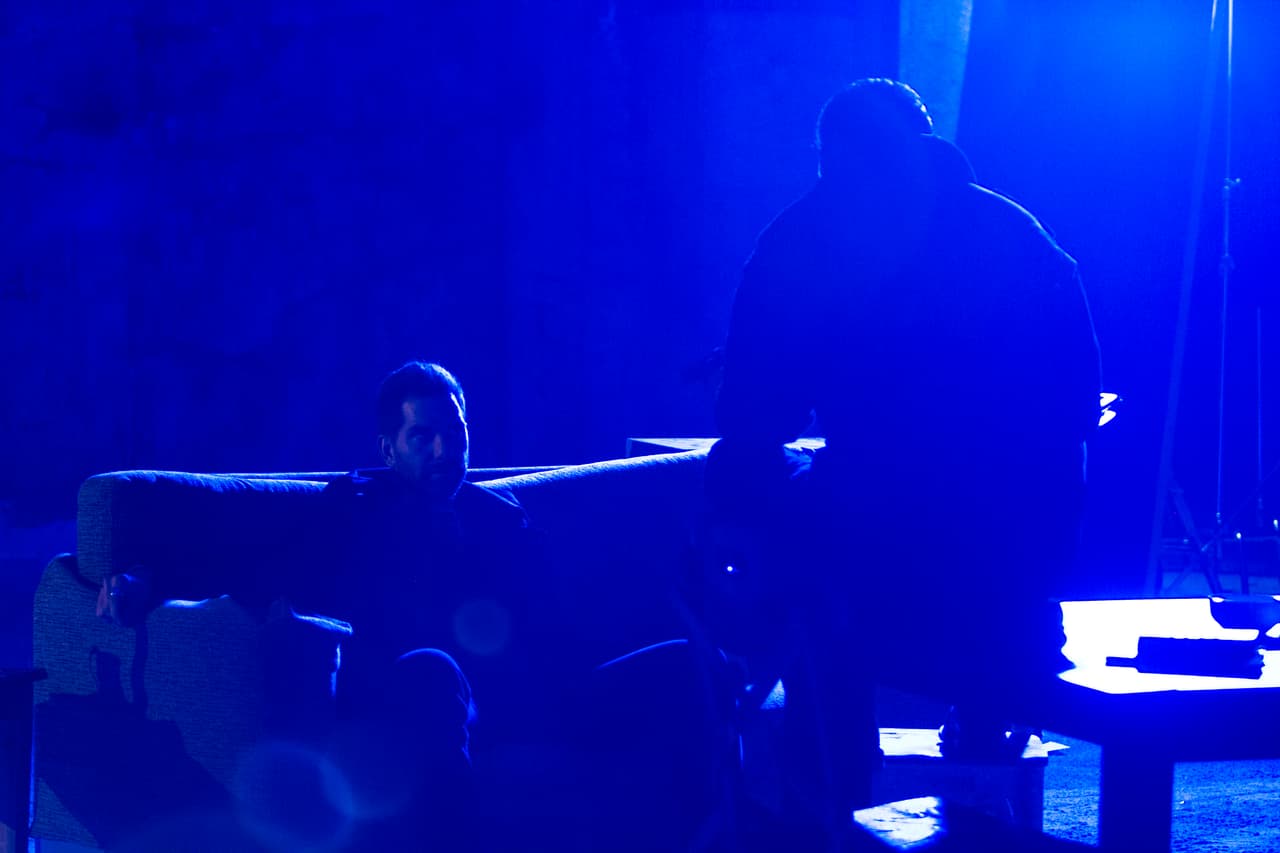 Al verse amenazado de muerte, John aceptó entregarle la fortuna que le quitó.