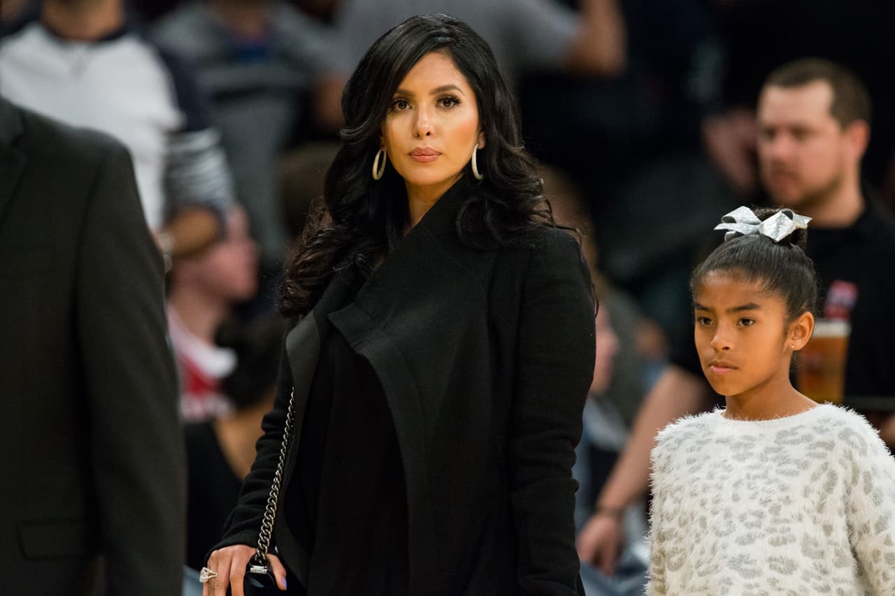 Sin embargo, tras el accidente aéreo en el que murieron nueve personas, incluídas su hija de 13 años Gianna María y su compañero de vida, Kobe Bryant fuentes cercanas aseguraron que la mujer no podía completar una oración sin estallar en llanto.