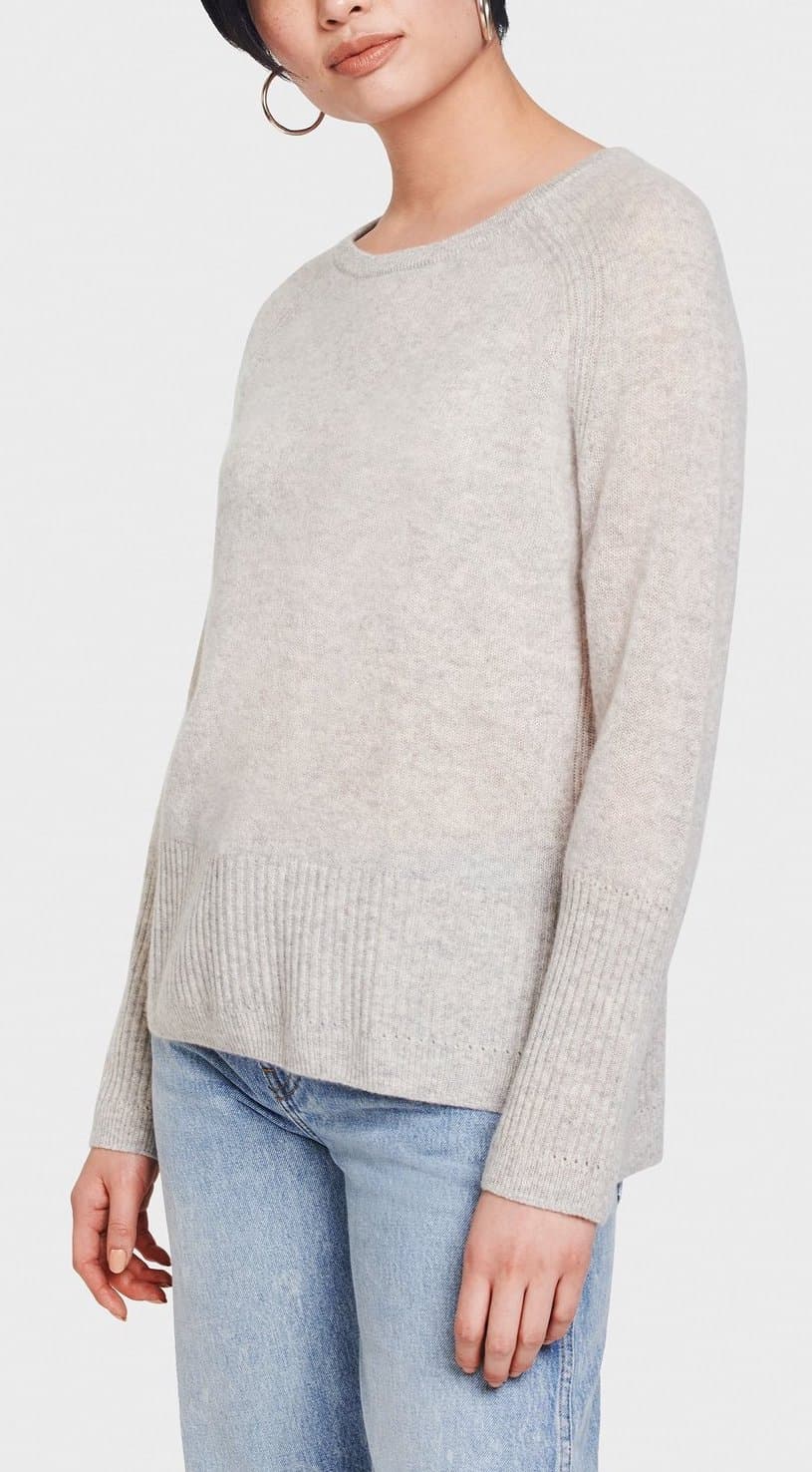 <b><a href="https://www.whiteandwarren.com/collections/sale-cashmere/products/cashmere-ribbed-trim-crewneck-misty-grey-heather " target="_blank">Suéter cuello redondo con ribetes</a> de White+Warren. </b>
<br>
<b>Precio:</b> rebajado de $285 a $129.
<br>Encontré el suéter de todos los días ¡con un descuento de más de $100 dólares! De corte amplio y ligeramente más amplio en la parte trasera, es uno de los mejores descuentos de la temporada.
<br>