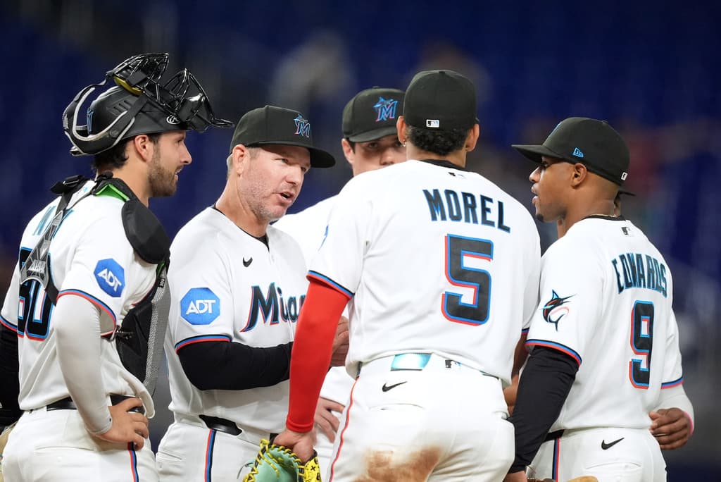 El mánager de los Miami Marlins, Clayton McCullough conversa con varios jugadores en el montículo mientras realiza un cambio de lanzador durante la sexta entrada de un partido de béisbol contra los Philadelphia Phillies, el lunes 4 de mayo