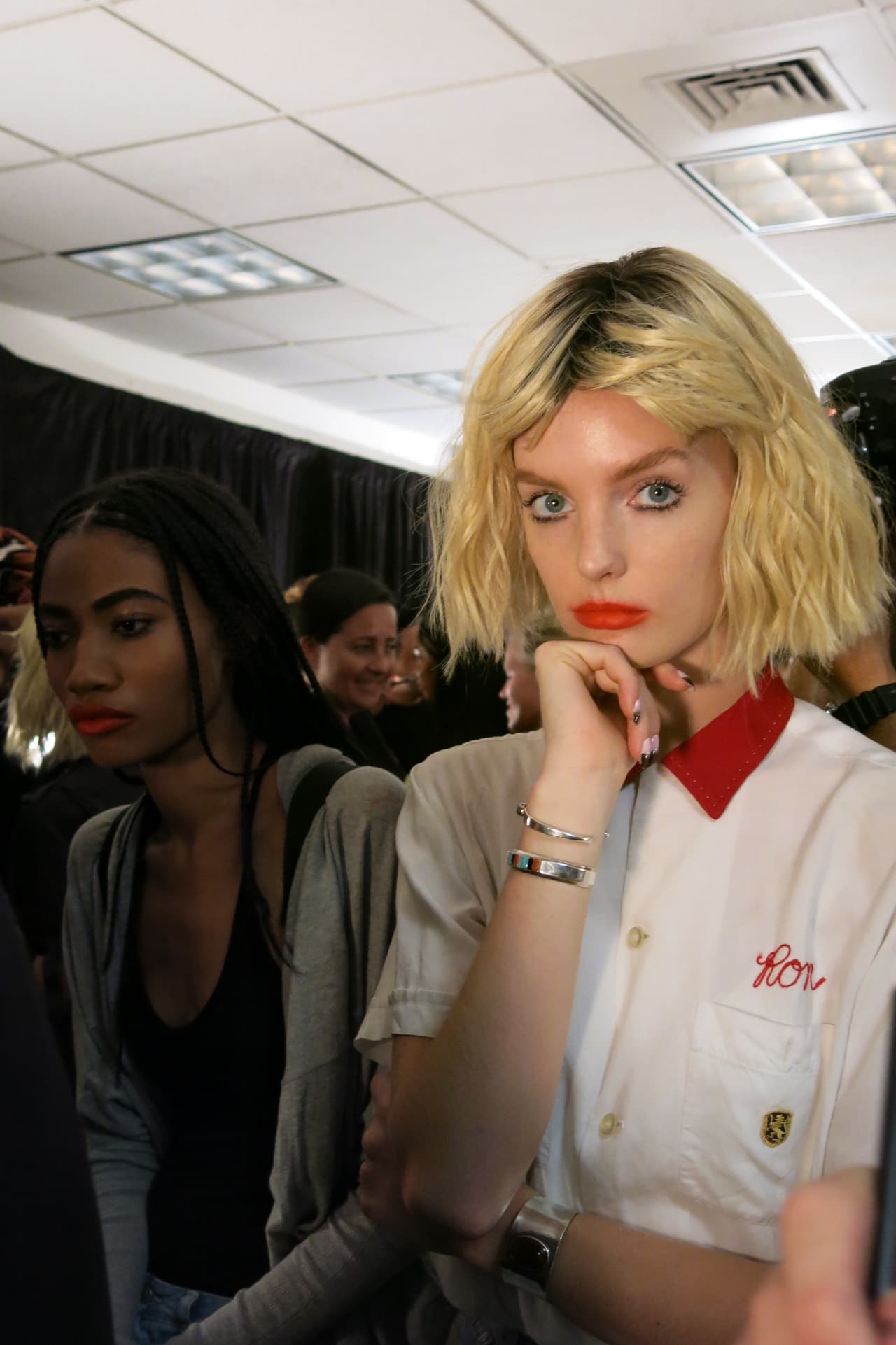 Se trató de imitar el look que logra una joven que no se acostumbra a maquillar mucho. El pelo rebelde de Courtney Love fue la fuente de inspiración para los peinados del desfile de 
<a href="http://www.georgine.com/">Georgine</a>.
<br>
<br>