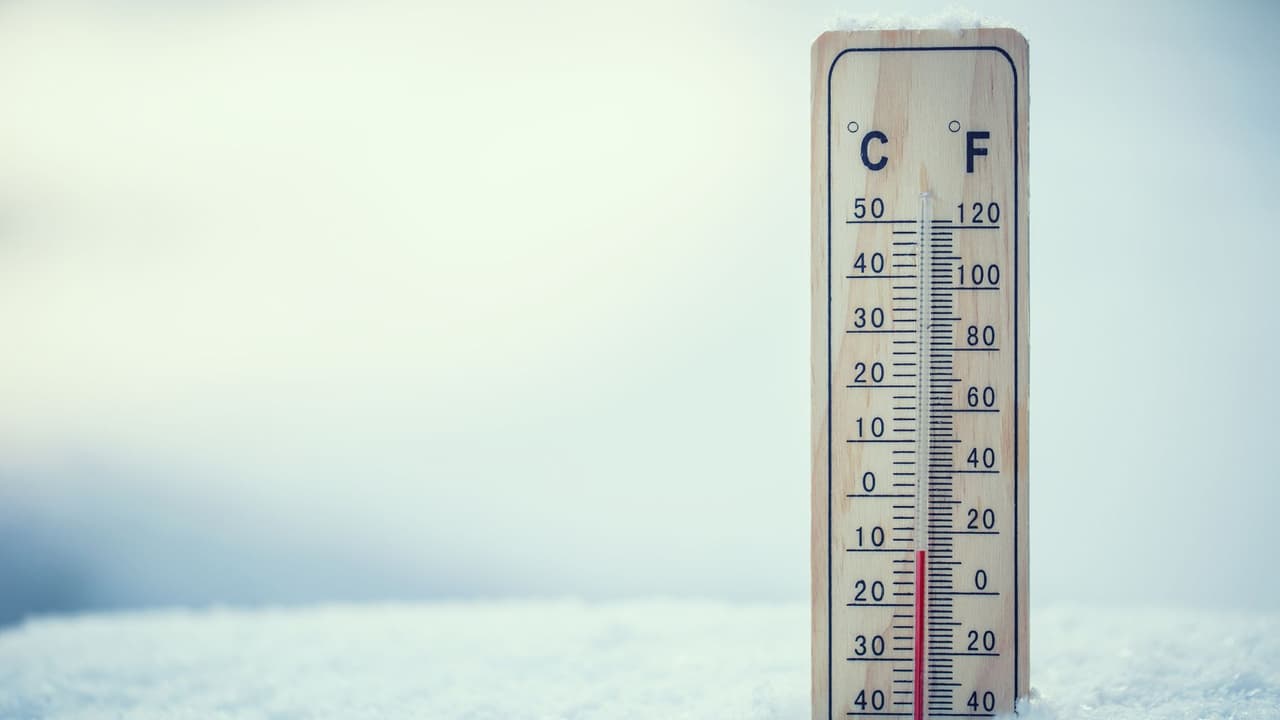 <h3 class="cms-H3-H3">Qué conviene hacer antes 📝</h3> 
<b>👉🏻 Proteger</b> tuberías exteriores y sellar puertas y ventanas ayuda a evitar daños cuando bajan las temperaturas. 
<br>
<b>👉🏻 Revisar l</b>a calefacción antes de que avance el mes también evita contratiempos. 
<br>Para quienes manejan, seguir los avisos de
<i> Univision</i> es clave, sobre todo en mañanas con neblina, hielo o lluvia congelada, que suelen ser las más peligrosas. 
<br>
<b>El invierno no llega de golpe:</b> tiene dos fechas de inicio, dos formas de medirse y distintas maneras de sentirse en un estado tan amplio como Texas. 
<br>💡 Conocer esas diferencias permite ubicarse mejor en una estación que siempre cambia la rutina, aunque sea por unas semanas.