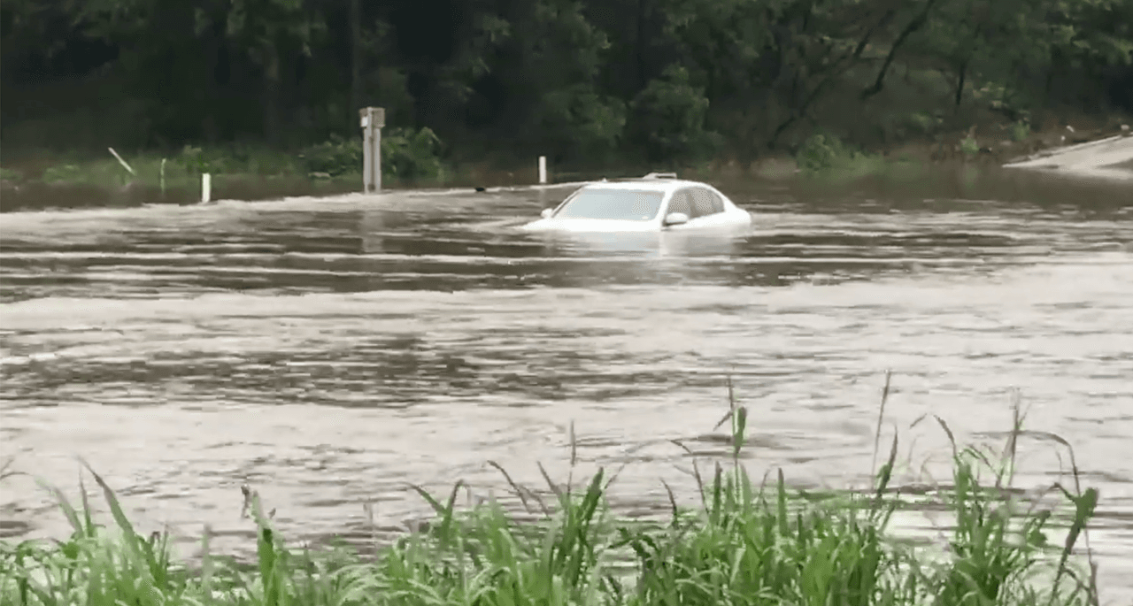 No entre en un sótano ni en ninguna habitación si el agua cubre los enchufes eléctricos o si los cables están sumergidos.