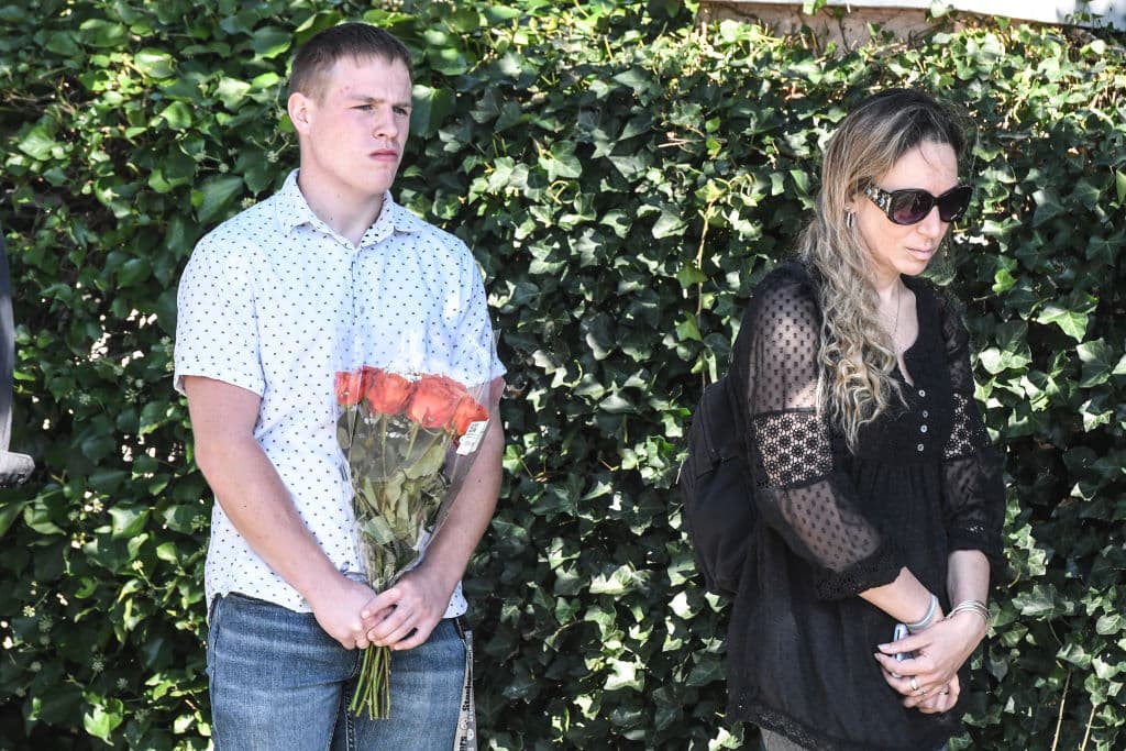 Dos personas hacen fila con flores y muestras de conmoción. "Se supone que los padres no deben enterrar a sus hijos. No es así como se supone que funciona esto", dijo en el funeral el padrastro de Petito, Jim Schmidt. Ella brindó "un ejemplo para que todos vivamos", dijo Schmidt, "para disfrutar cada momento en este hermoso mundo, como ella lo hizo, para amar y dar amor a todos como ella hizo", añadió.