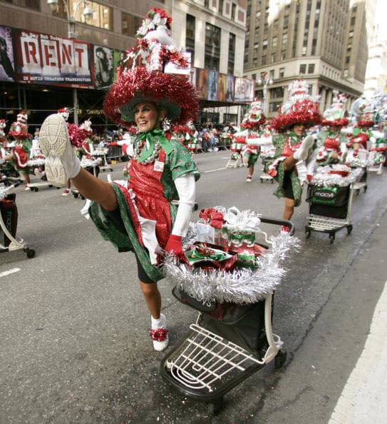 En la actualidad el desfile convoca a más de 3 millones de personas cada año, y tiene lugar el cuarto jueves de noviembre.
<br>