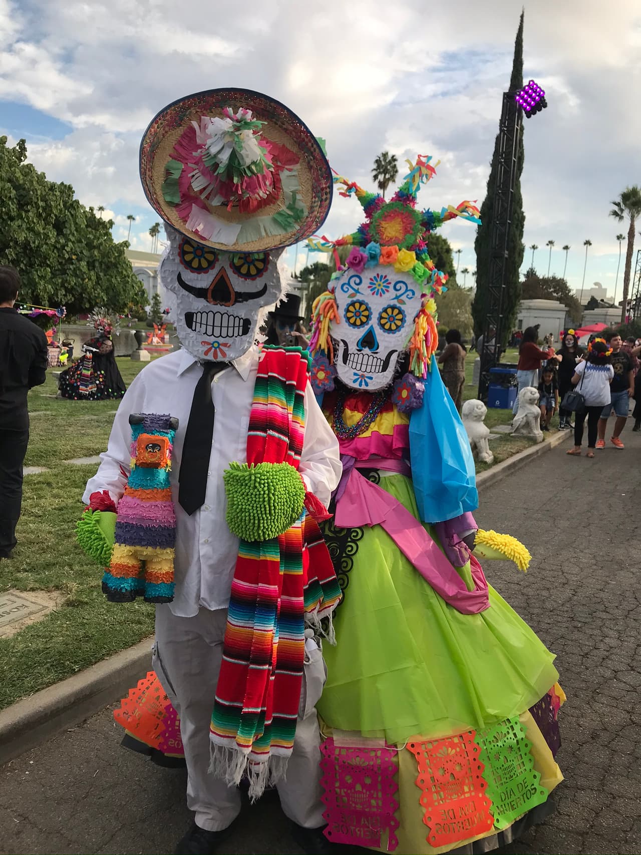 El festival además de honrar a los difuntos con altares decorados y con ofrendas, tambi´´en atrae a fanáticos de las catrinas y las fiestas populares de México.