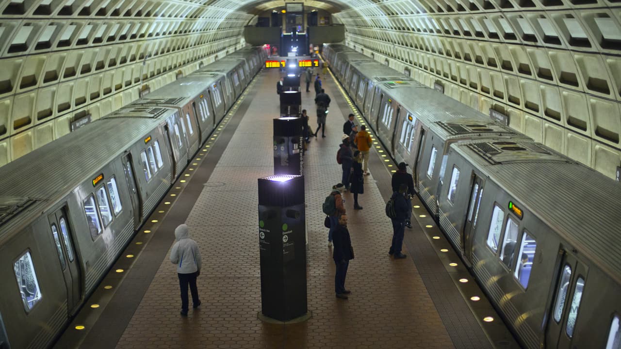 Metro ofrecerá servicio gratuito de autobuses y trenes la noche de Año Nuevo