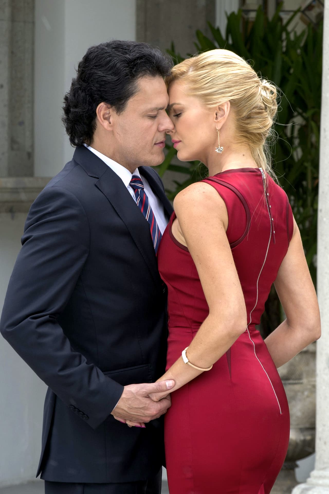 Los rumores no se hicieron esperar y se dijo de todo ante esta salida tan repentina de Fernández, desde supuestos problemas entre la pareja protagónica, hasta una supuesta relación entre ellos, por lo que la esposa de Pedro le pidió que abandonara la telenovela.