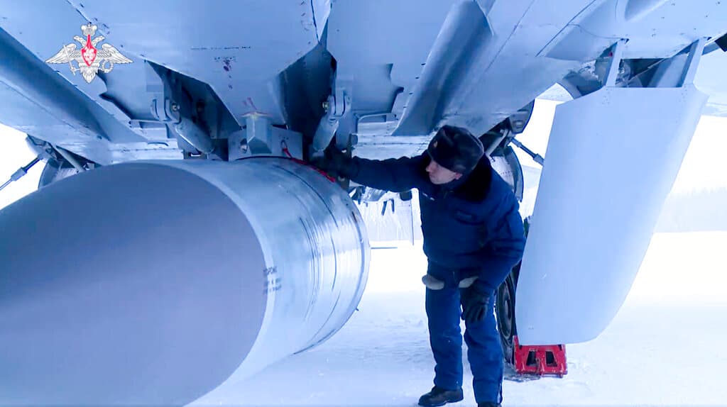 Un técnico militar revisa el misil hipersónico Kinzhal en el Mig-31K en tierra.