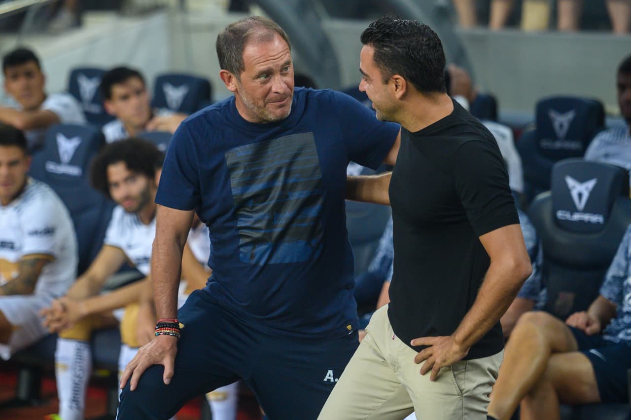 Lillini y Xavi, en el saludo previo al inicio del partido.