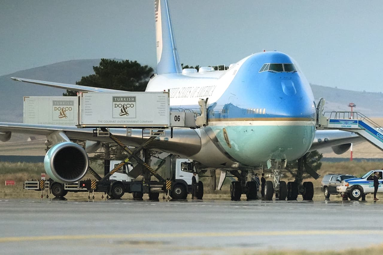 El gran escape de Trump: escondido en un carrito de catering, salió de Turquía en una insólita operación de seguridad