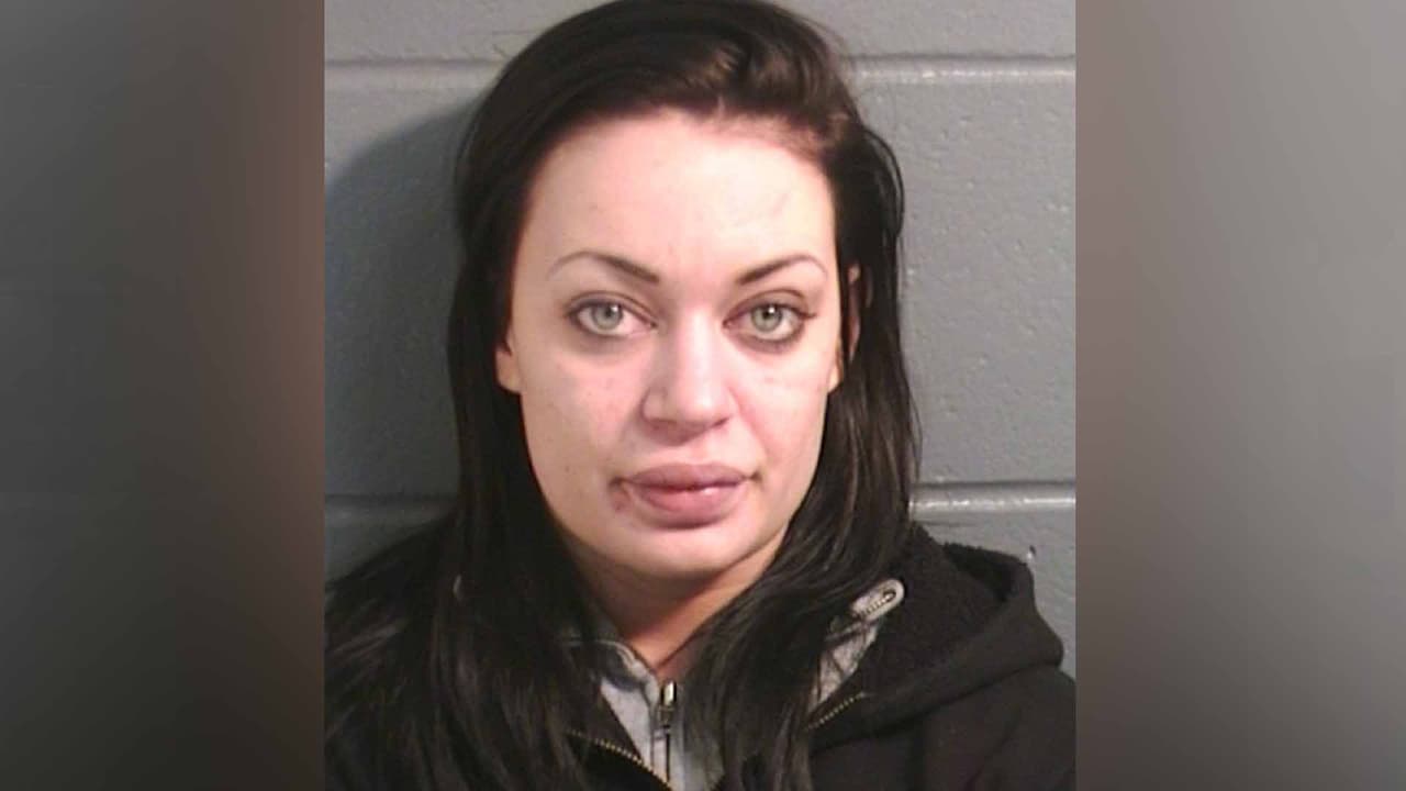 Además, se presentaron cargos adicionales de lavado de dinero a Stephanie Downs, quien es buscada por la justicia.