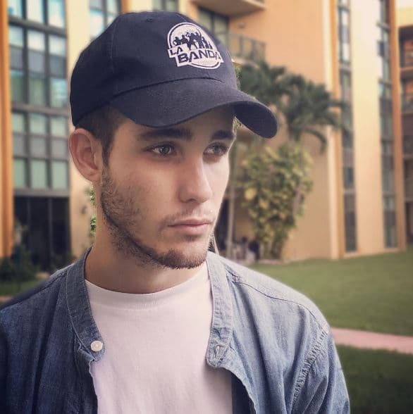 Abdiel cantó "Tan Fácil" de CNCO y eso fue suficiente para que las chicas lo aclamaran.