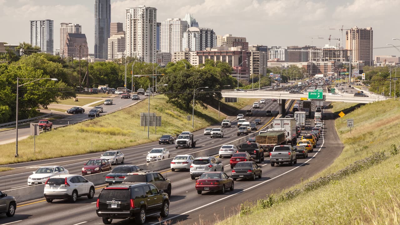 <h3 class="cms-H3-H3">9. Austin, Texas</h3>
<br>La moderna capital texana es famosa por su buena comida y por su vibrante actividad cultural, lo que hace inexplicable que sus choferes, que son 
<b>6.53% más agresivos</b> que el chofer promedio del país, aparezcan en esta lista.