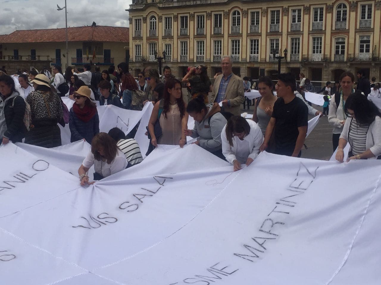 En esta plaza acampan más de 80 carpas con personas que quieren ejercer presión para que los acuerdos continúen.