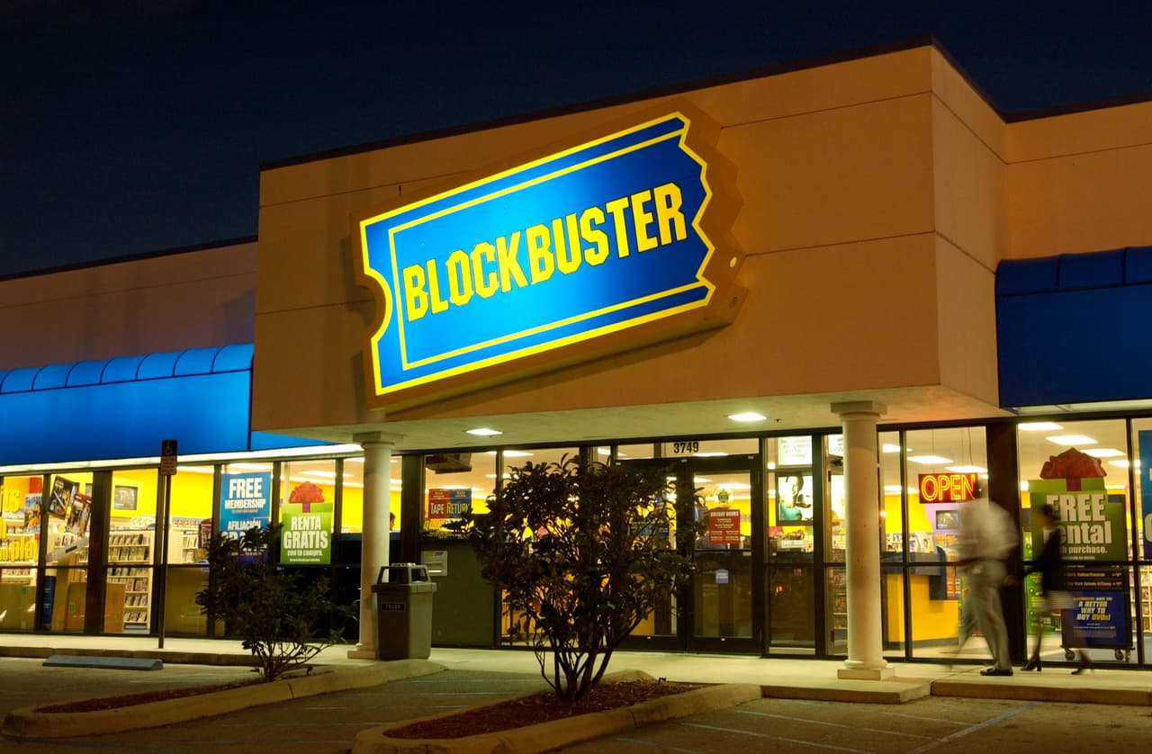 <b>Blockbuster.</b> Antes de los servicios en línea de Netflix, Hulu, Amazon Prime o Disney, esta empresa fundada en 1985 lideraba cómodamente el mercado de alquiler de películas. Tenía locales literalmente en todos lados (más de 9,000) pero desde 2004 fue desapareciendo hasta dejar solo uno en Bend, Oregon. Su decisión de no invertir en el servicio en línea condenó a esta empresa y se declaró en quiebra en 2010.
<br>
