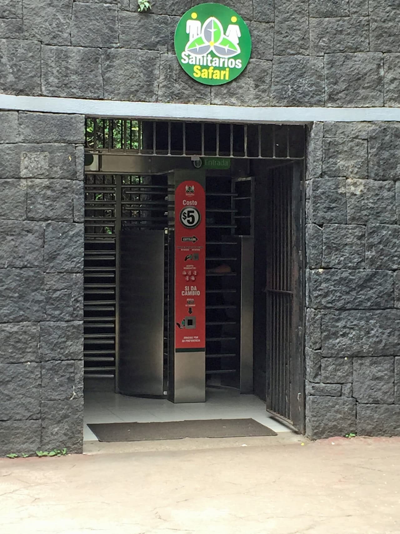 Sanitarios en el Zoológico de Chapultepec.