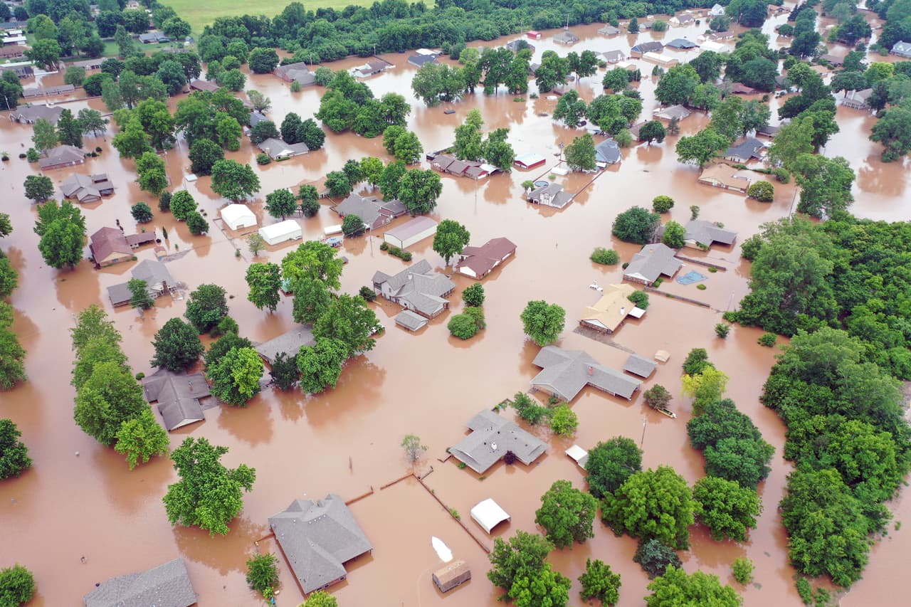 <b>Inundaciones del río Arkansas </b>(del 20 de mayo al 14 de junio de 2019). Esta foto aérea muestra cómo quedó bajo el agua una comunidad ubicada cerca del río en Sand Spring, Oklahoma. Las inundaciones históricas se debieron a una combinación de fuertes precipitaciones, fallas en las represas y alto nivel de los ríos, según la ONAA. Miles de casas, negocios y cultivos sufrieron daños. 
<b>Costo estimado: </b>por determinarse, pero el gobierno calcula que supera los mil millones de dólares. 
<br>