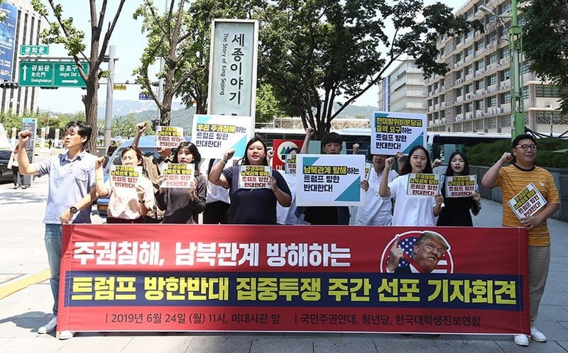 La protesta contra la visita de Trump se efectuó en la plaza Gwanghwamnu de Seúl.
<br>