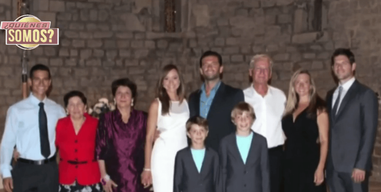 Durante la entrevista mostró las fotografías nunca antes vistas de su casamiento ante las leyes divinas.