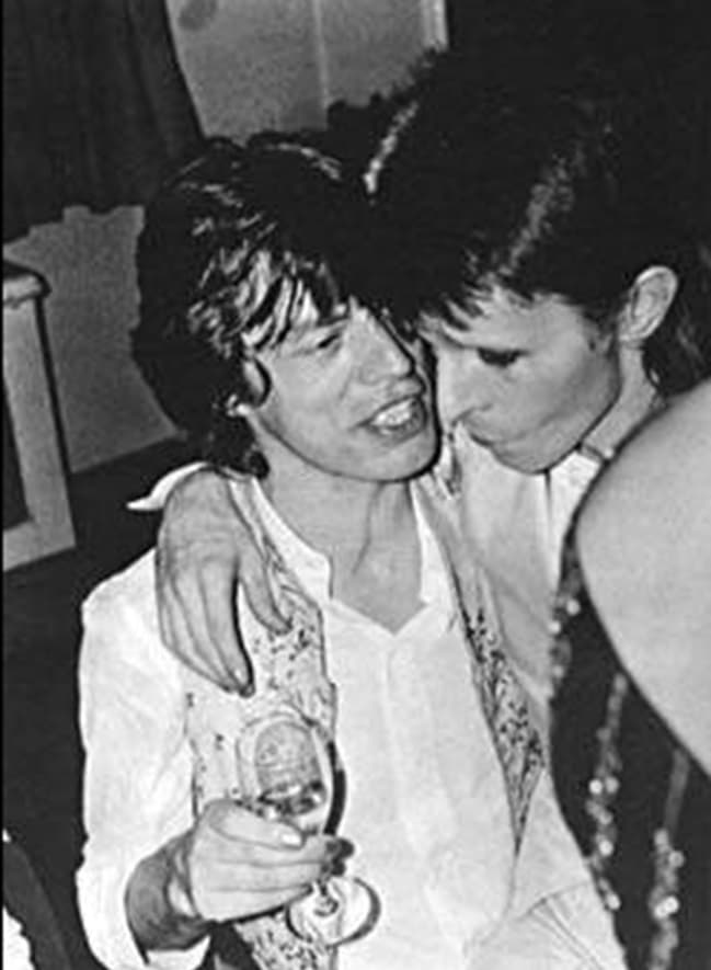 El escándalo señala que Angela encontró a Bowie y a Jagger desnudos en la cama, cuando ella regresaba de un viaje, por lo que ella misma aprobó esta relación.