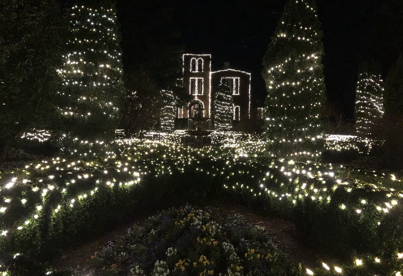 Hay una pequeña tarifa por el recorrido a pie autoguiado .29 de noviembre de 2020 - 3 de enero de 2021. Antes de su viaje, revise las precauciones de COVID-19 y las preguntas frecuentes del resort .