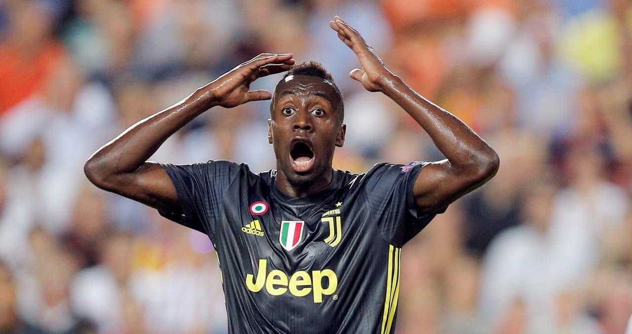 Y en el rebote, cuando la pelota se le perdió al portero brasileño, remató al pecho del colombiano Jeison Murillo.