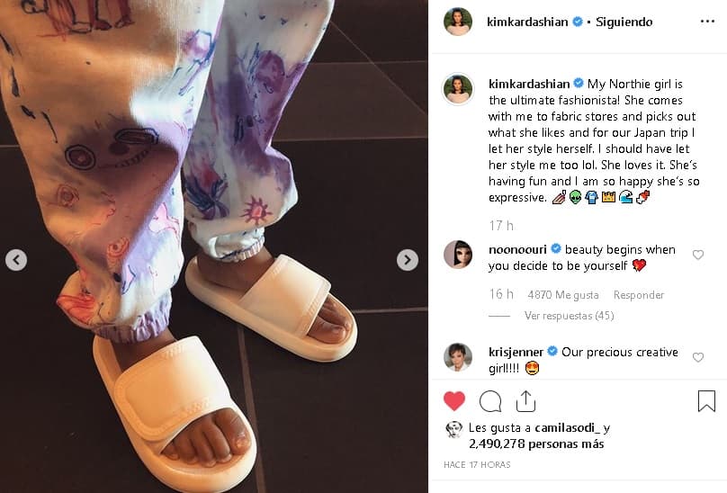 "Debería haber dejado que me peinara también ¡ja ja ja! A ella le encanta. Se está divirtiendo y estoy tan feliz de 
<b>que sea tan expresiva</b>", dijo Kim sobre su hija.