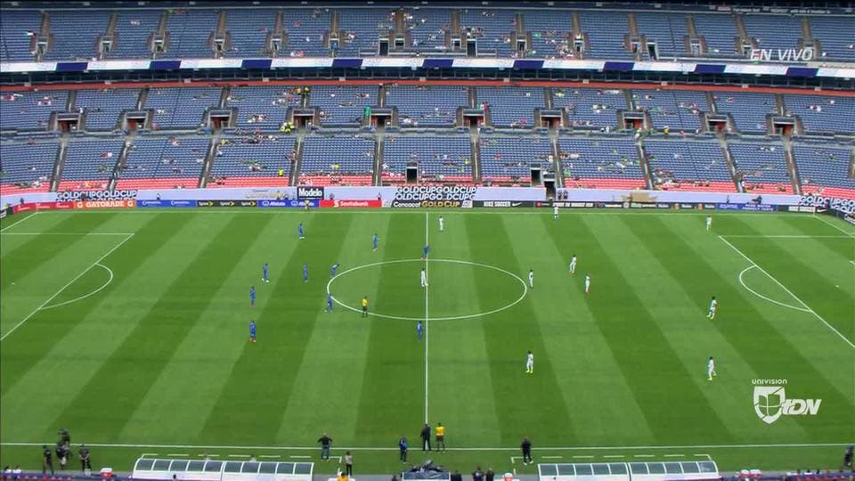 Arranca el partido y la pelota está en juego.