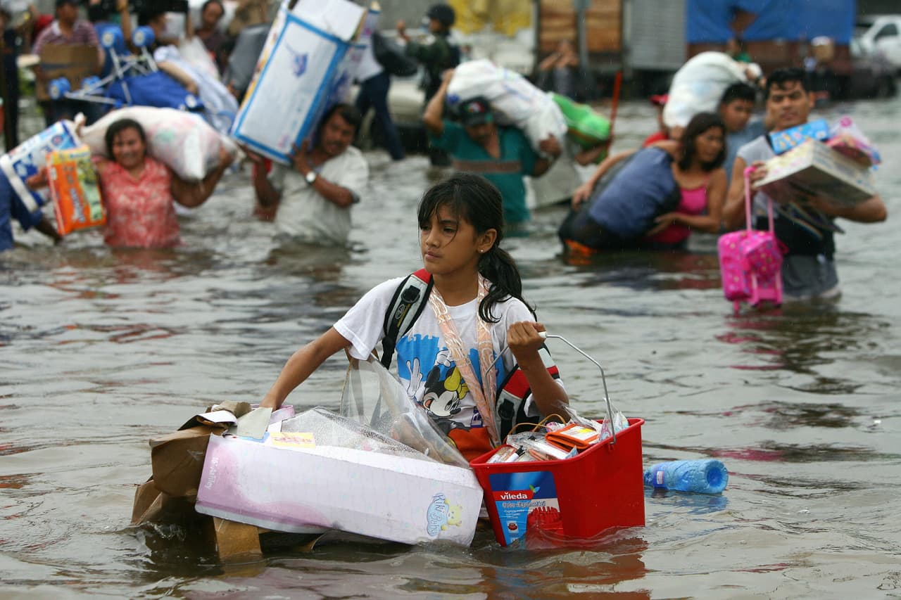 <b>La “Gran Inundación” de Tabasco, 2007</b>. Hubo 1,500 comunidades afectadas, 500,000 personas desalojadas y 1.2 millones de familias en la calle. El Centro Nacional de Prevención de Desastres (Cenapred) calculó que los daños en infraestructurestuvieron alrededor de 2 mil 918 millones de dólares. México había comprado un bono de catástrofe un año antes, pero no recibieron el pago para ayudar sa la reconstrucción.