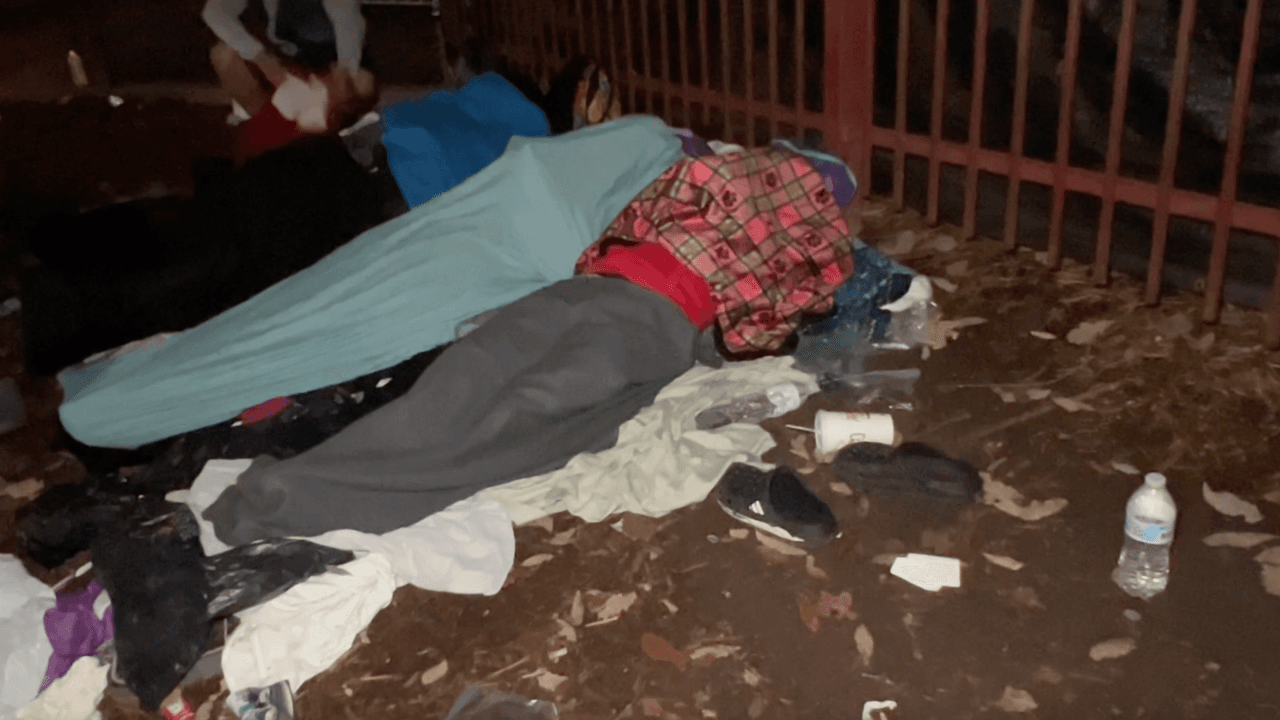 Este centro tiene capacidad de unas 700 personas, pero ahora hay unas 1,000 y ahora tienen que dormir en las calles.