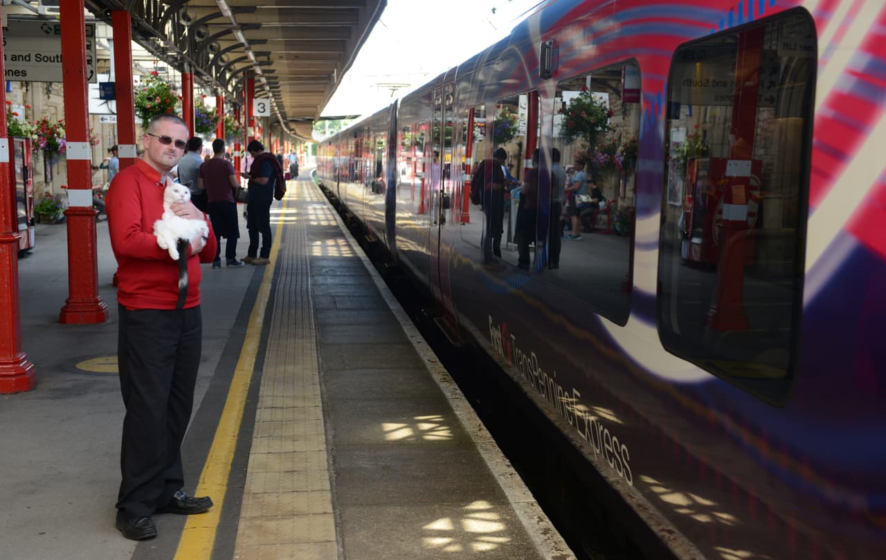 A él le encantan los trenes, por eso le dieron tal honor.