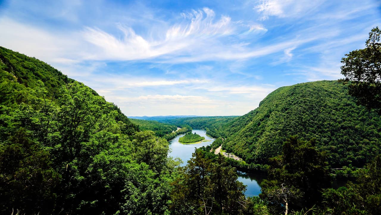 <b>Delaware Water Gap National Recreation Area</b>: Se extiende a lo largo de la frontera entre Pensilvania y Nueva Jersey. Es un área de 70,000 acres que rodea el río Delaware. El parque alberga las cascadas más altas de Pensilvania y algunas de los mejores senderos para caminatas del estado.