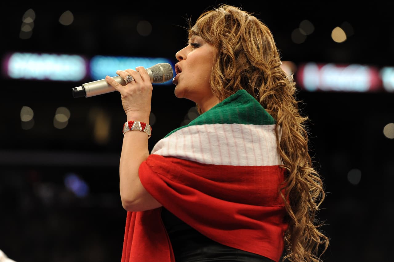 En septiembre de 2010, 'La Gran Señora' se conviritió en el tema del día de las redes sociales por cantar mal una estrofa del Himno Nacional Mexicano en el Staples Center en el 2010.
