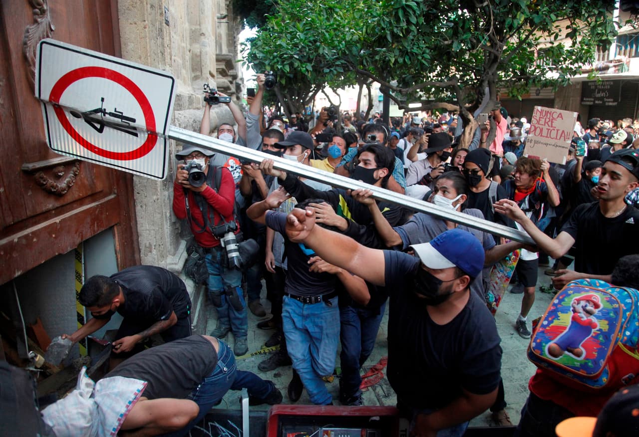 Jóvenes intentando romper la puerta del Palacio de Gobierno de Jalisco. Giovanni López fue detenido de forma violenta el 4 de mayo supuestamente por no llevar mascarilla y fue llevado a la comisaría. Al día siguiente le avisaron a sus familiares que el joven fue trasladado grave al Hospital Civil de Guadalajara, donde murió ese mismo día. La fiscalía del estado ha dicho que habría fallecido a causa de golpes propinados por los policías municipales y no de lesiones con arma de fuego.